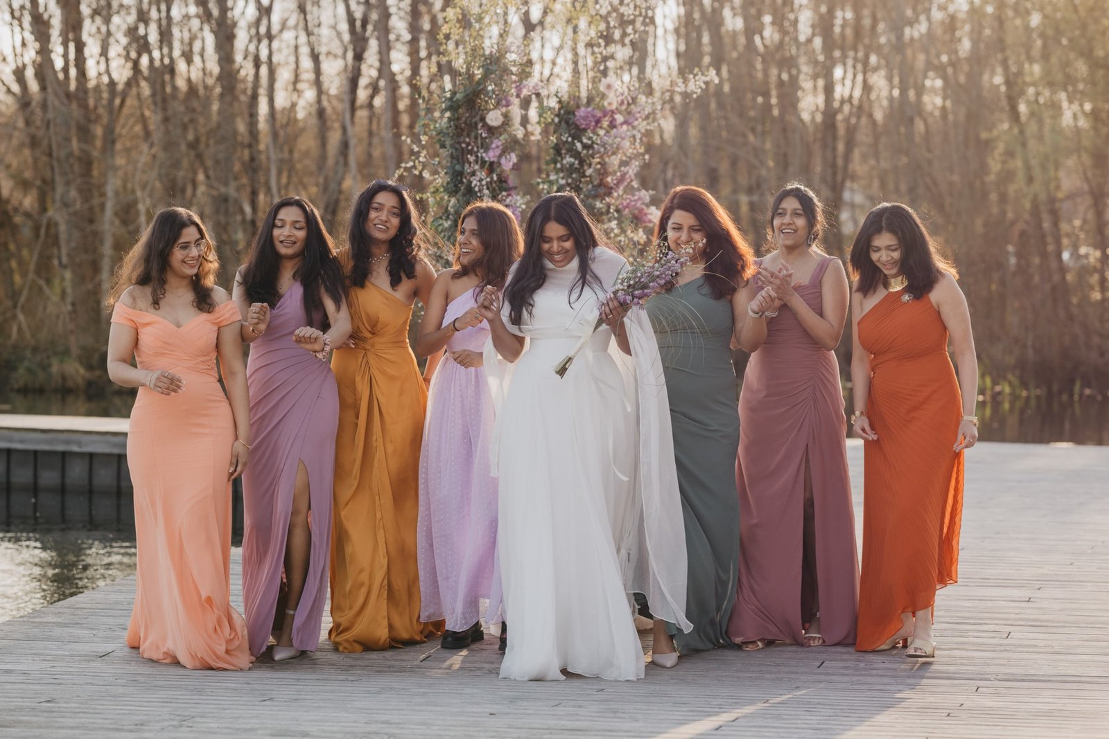photographe-julien-marchione-mariage-château-brindos-anglet-C&J-54 photo de groupe au coucher du soleil sur les pontons du lac au Chateau de Brindos par le photographe Julien Marchione