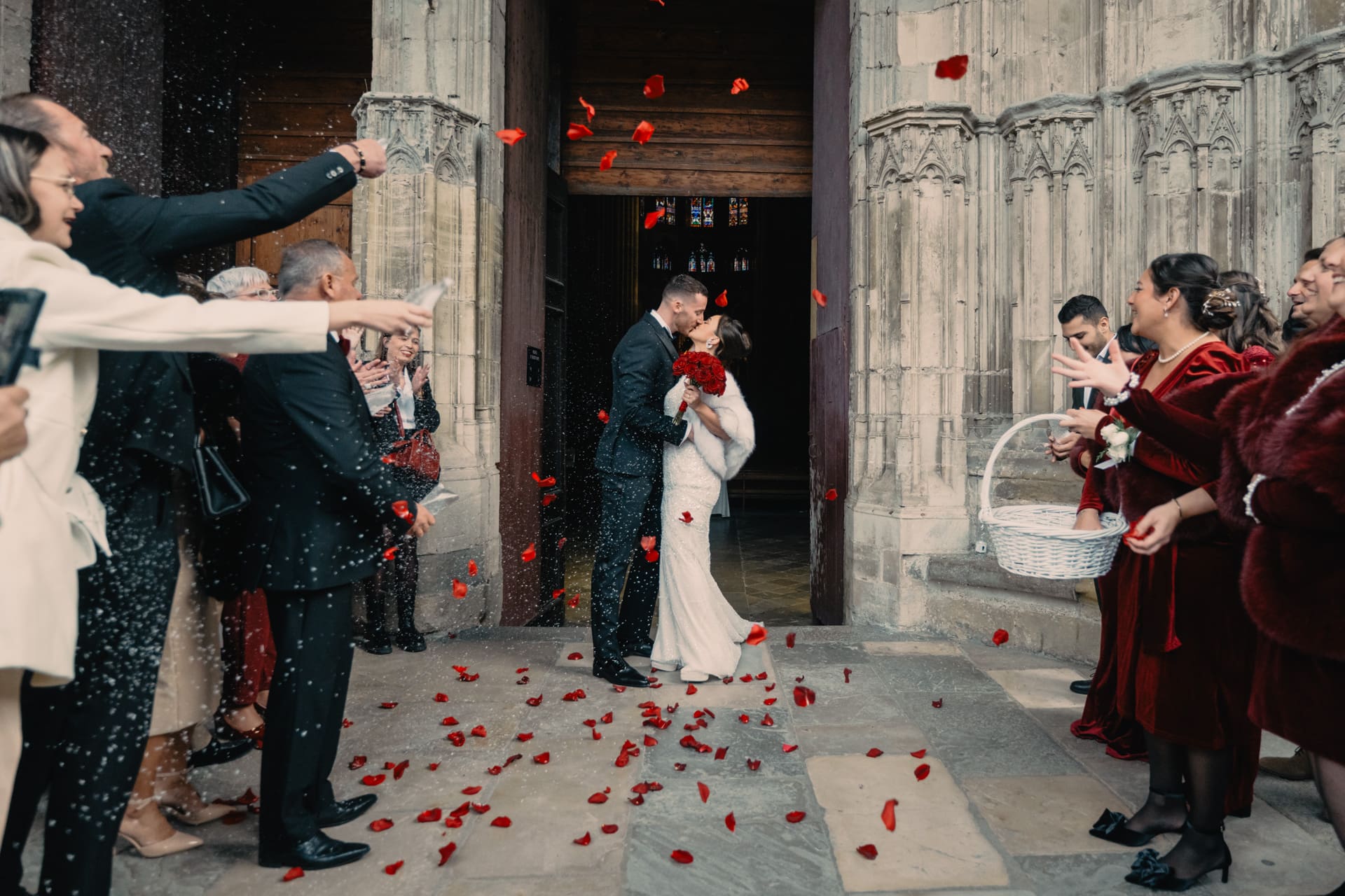 mariage à la cathedrale de bayonne. Sortie d'église des mariés qui s'embrassent. Par le photographe de mariage Julien Marchione