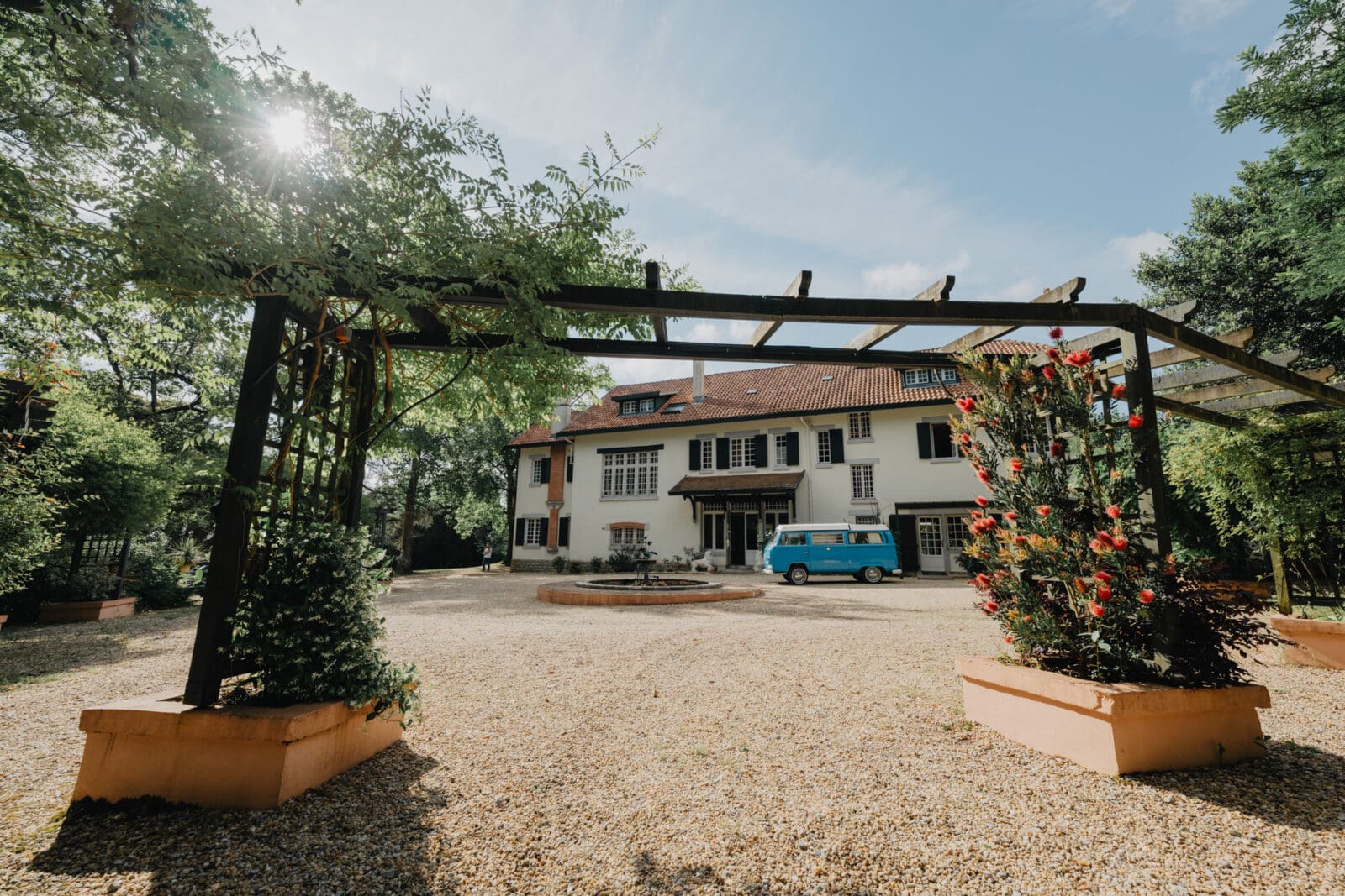 vue de l'extérieur du domaine de larbéou à bayonne. Par le photographe Julien Marchione