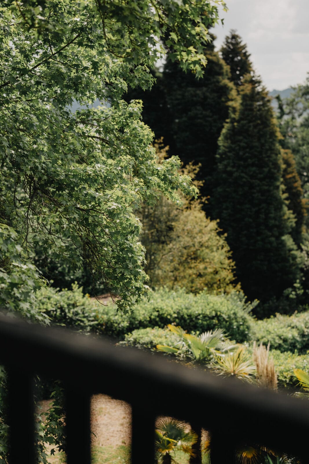 Vue du balcon de la chambre nuptiale du domaine de Larbéou. Par le photographe Julien Marchione