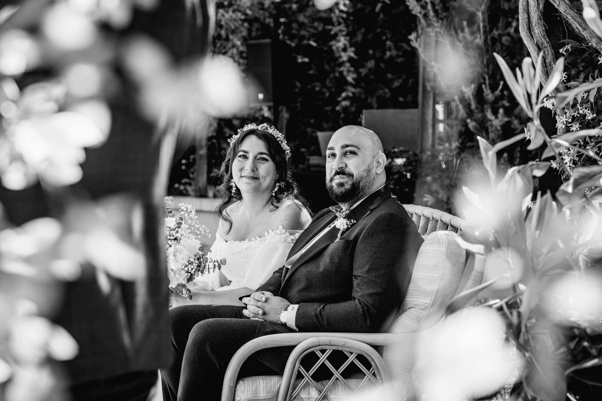 Portrait des mariés en noir et blanc lors d'une cérémonie laïque au Domaine de Larbéou à Bayonne. Par le photographe Julien Marchione