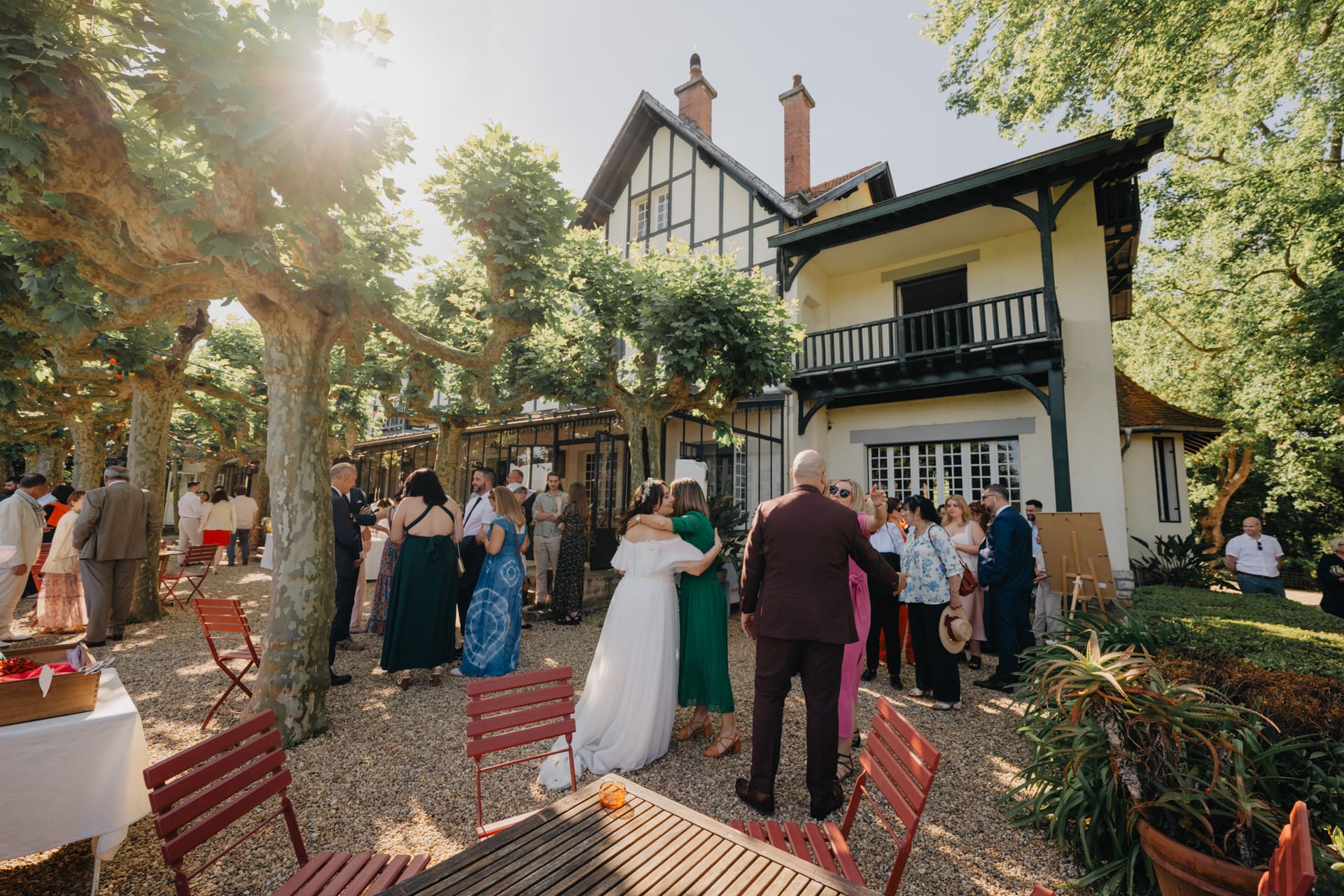 Vue d'ensemble du domaine de larbéou côté terrasse lors d'un cocktail vin d'honneur de mariage au Domaine de Larbéou à Bayonne. Par le photographe Julien Marchione