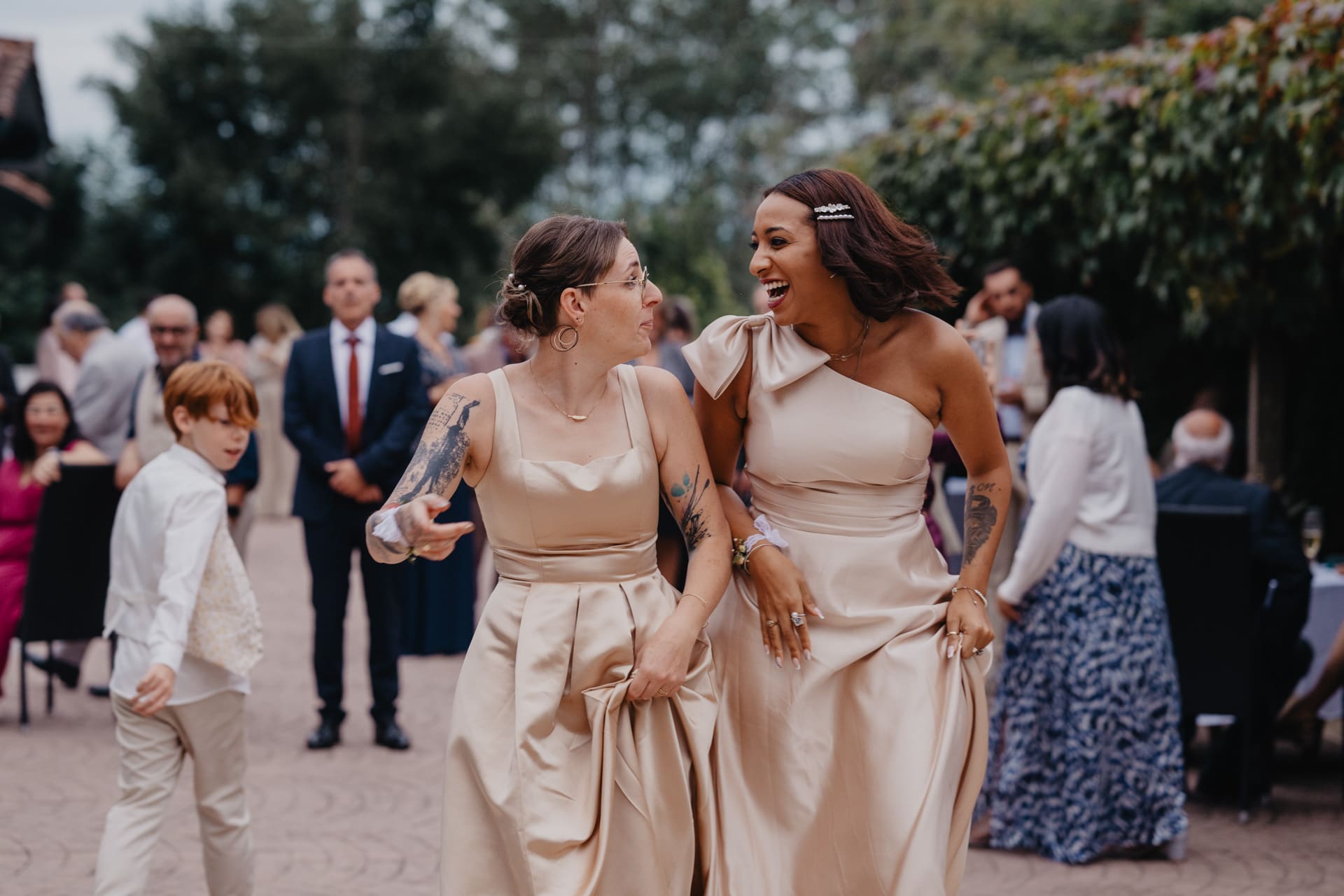 Demoiselles d'honneur lors du cocktail vin d'honneur d'un mariage au Domaine de Larbéou à Bayonne. Par le photographe Julien Marchione