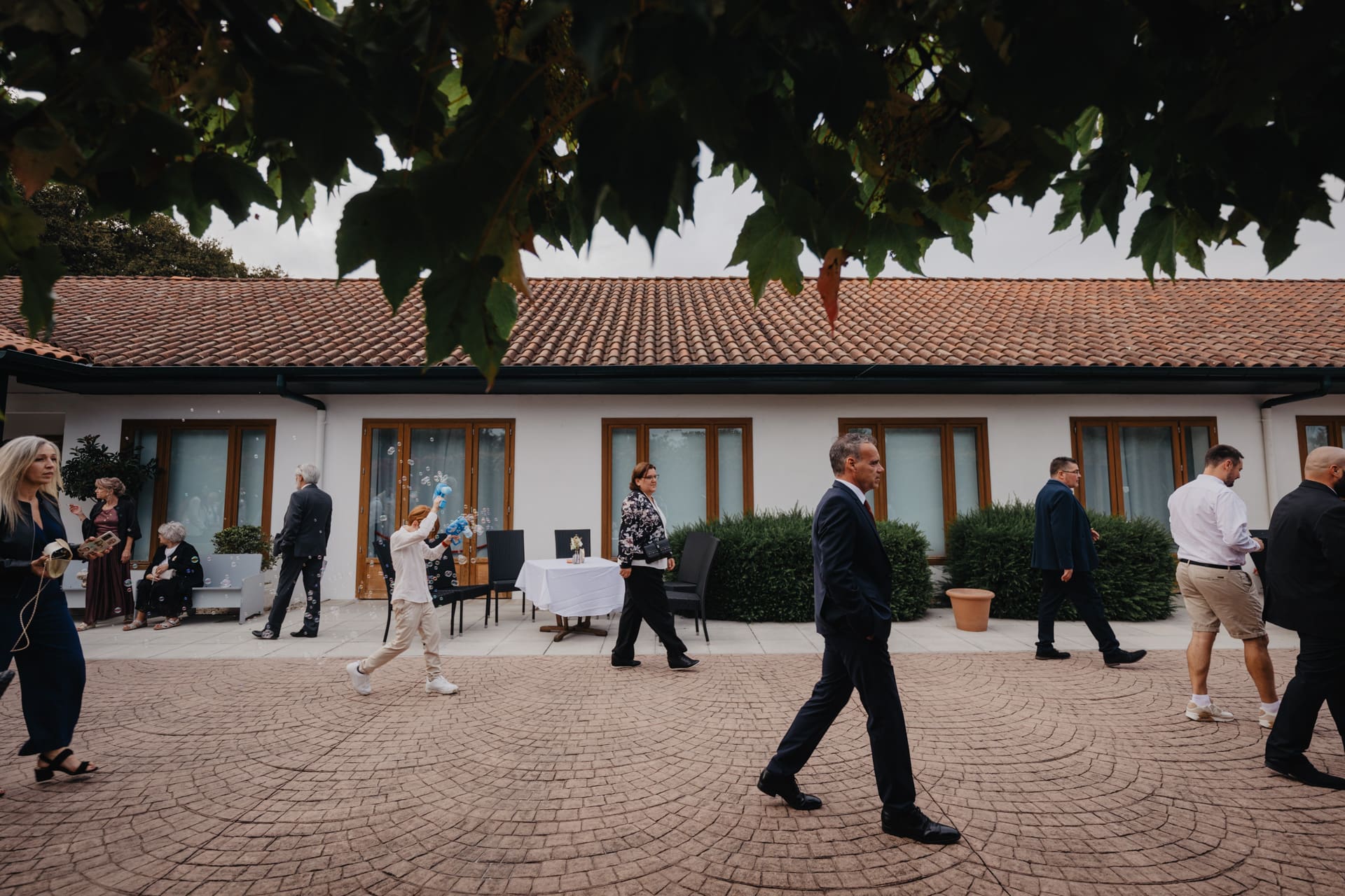 Cocktail vin d'honneur devant la salle de réception au Domaine de Larbéou à Bayonne. Par le photographe Julien Marchione