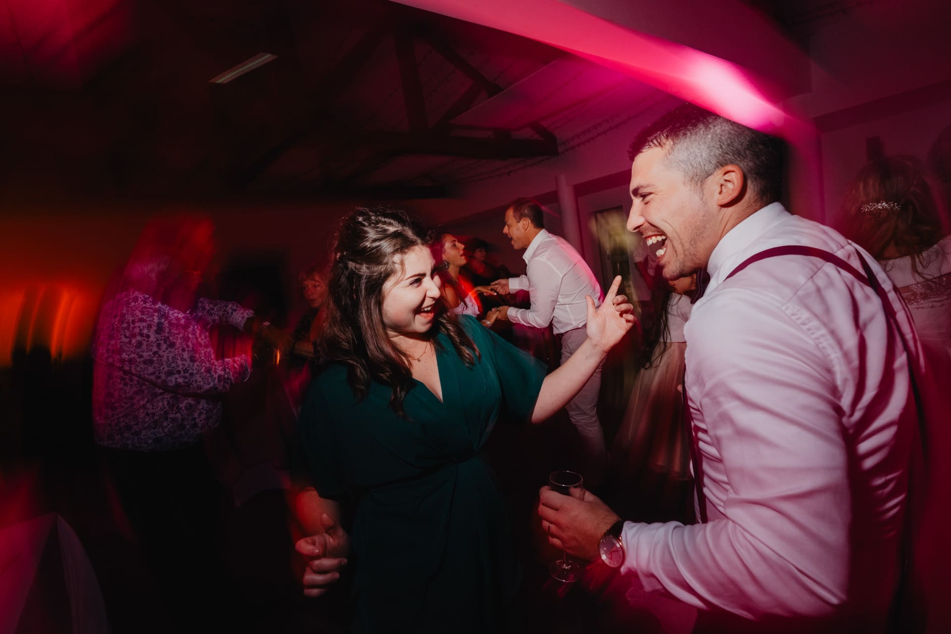 Un couple danse sur le dancefloor soirée de mariage au Domaine de Larbéou à Bayonne. Par le photographe Julien Marchione