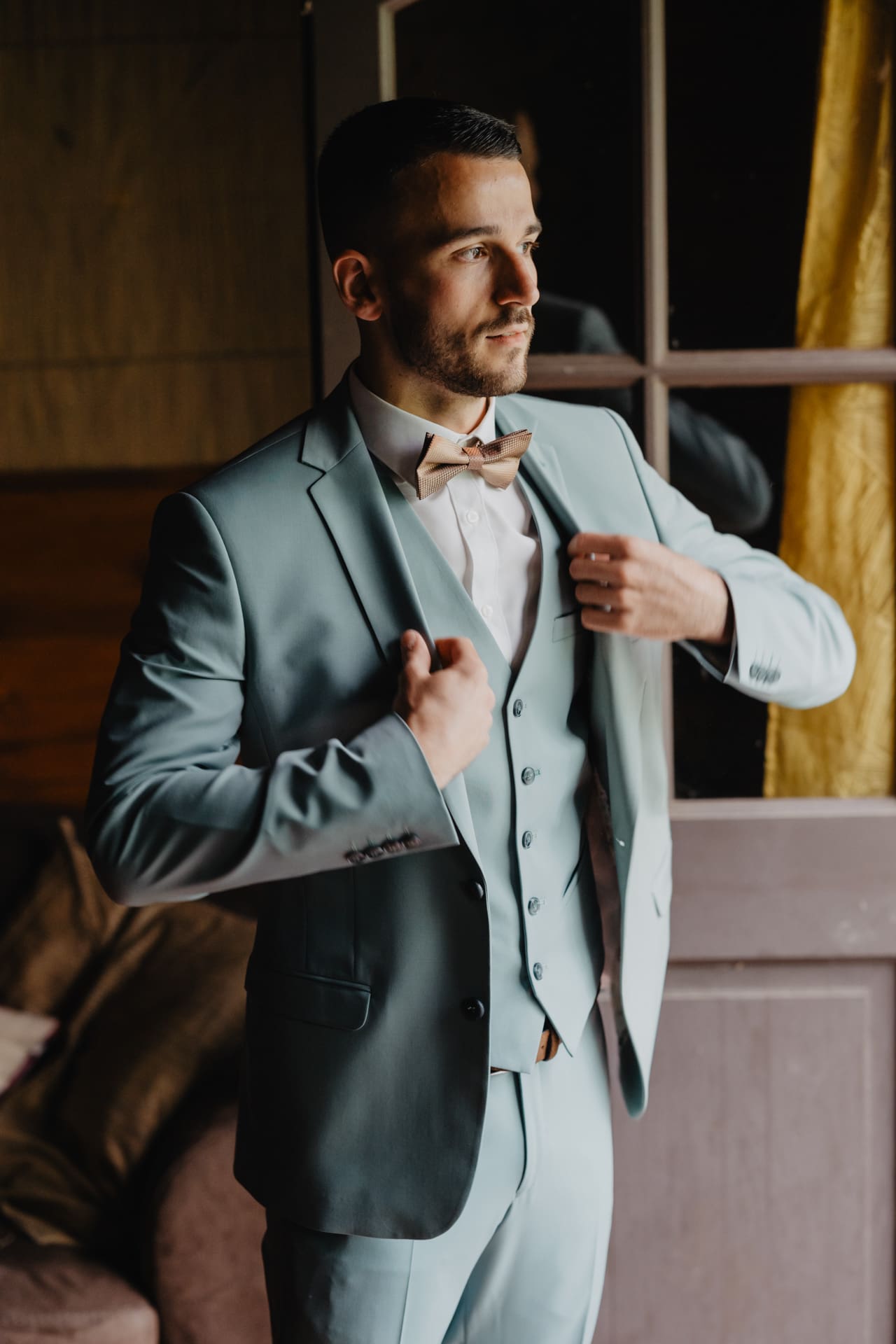 Préparatifs du marié dans le pavillon asiatique au domaine de larbéou. Par le photographe Julien Marchione