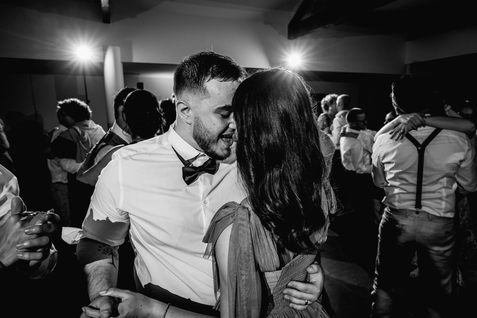 Deux invités dansent sur le dancefloor d'un mariage au Domaine de Larbéou à Bayonne. Par le photographe Julien Marchione