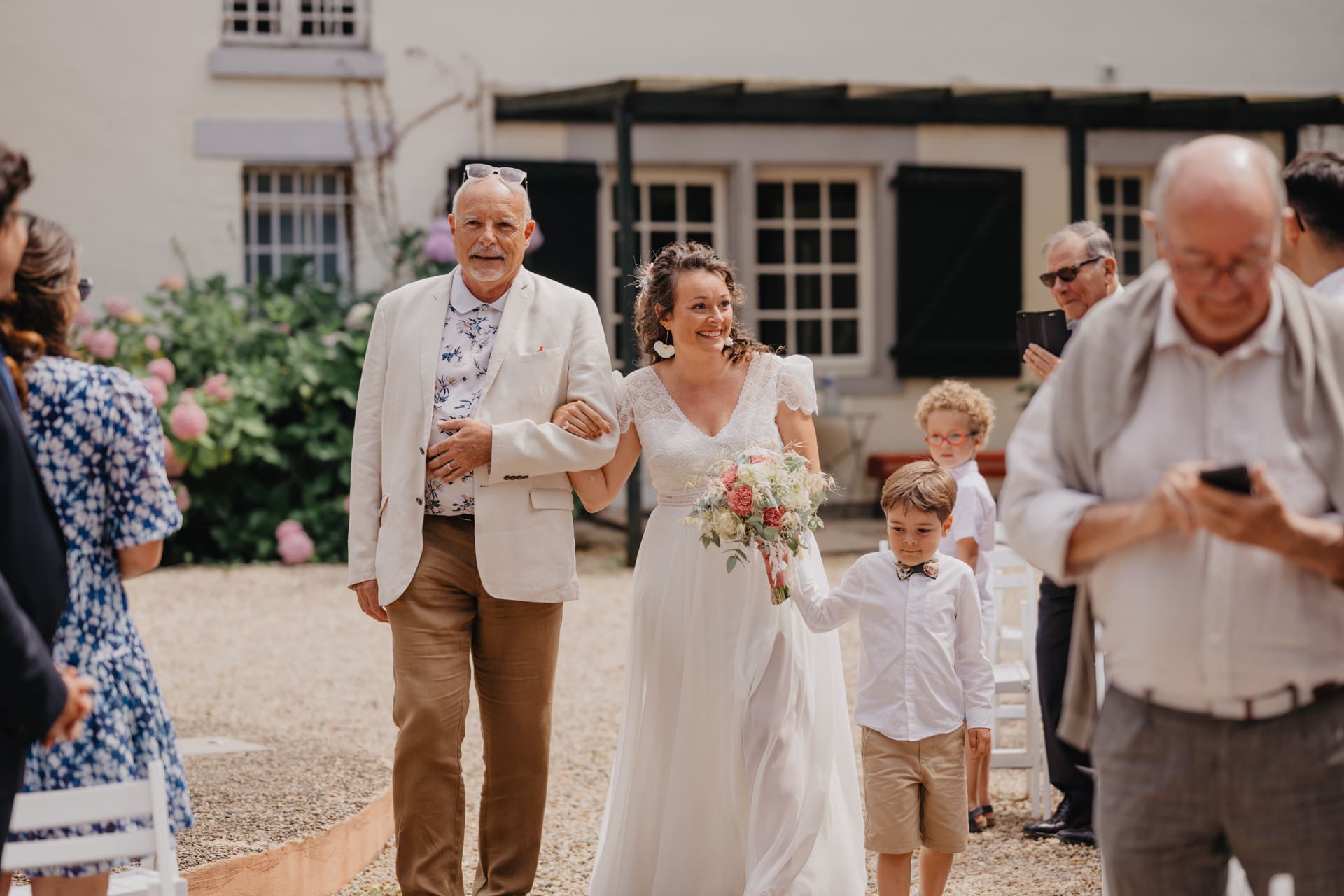 Entrée de la mariée lors de la cérémonie laïque au Domaine de Larbéou. Par le photographe Julien Marchione