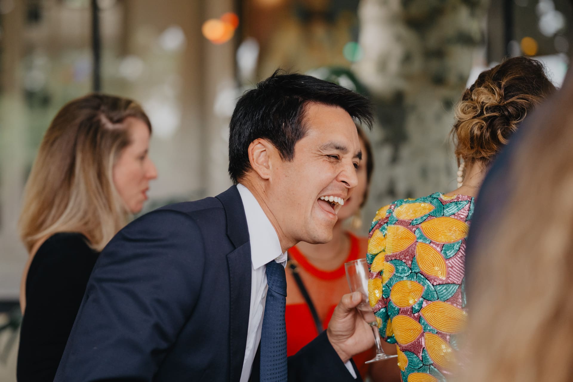 un invité lors du cocktail vin d'honneur au Domaine de Larbéou à Bayonne. Par le photographe Julien Marchione