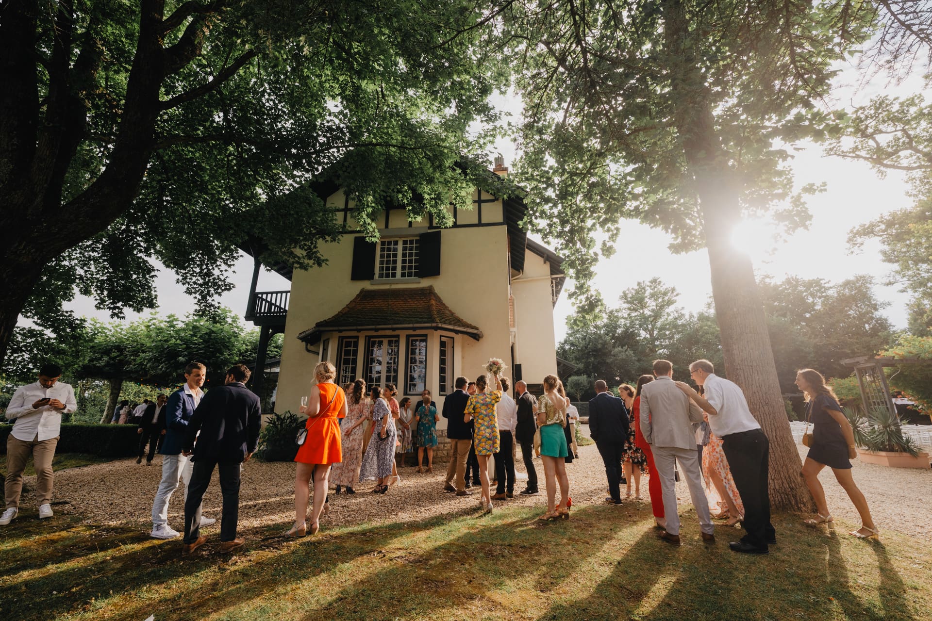 Cocktail vin d'honneur au coucher du soleil lors d'un mariage au Domaine de Larbéou à Bayonne. Par le photographe Julien Marchione
