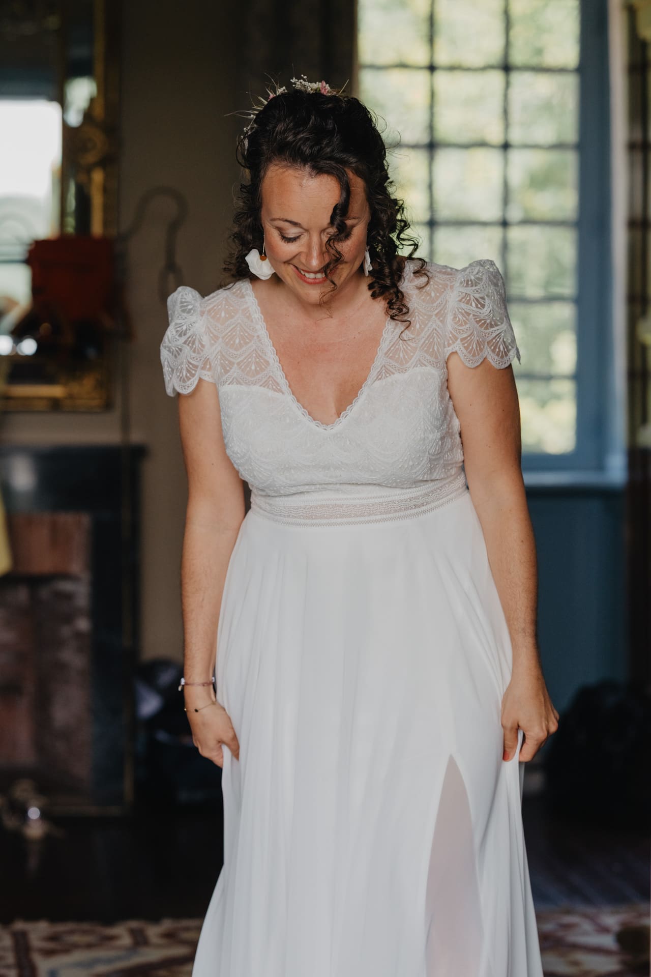 Portrait de la mariée dans la suite nuptiale du domaine de larbéou. Par le photographe Julien Marchione