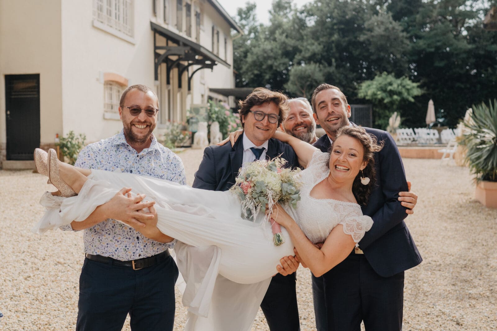 La mariée portée par les garçons d'honneur au Domaine de Larbéou à Bayonne. Par le photographe Julien Marchione