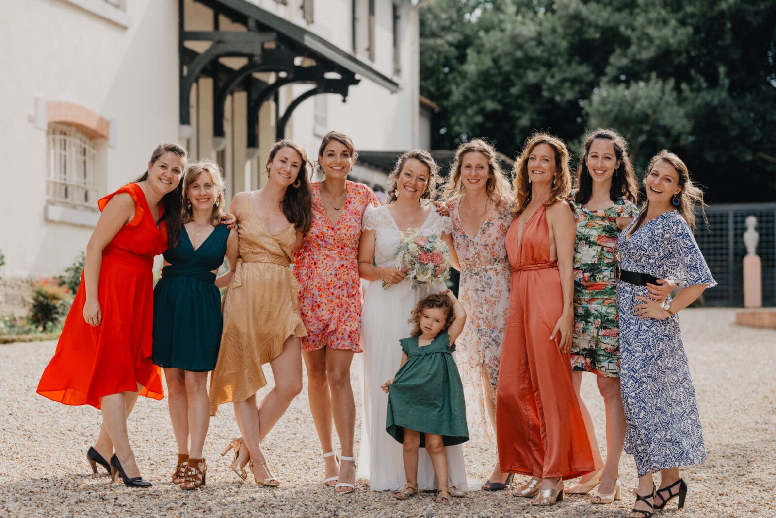 Photo des demoiselles d'honneur avec la mariée au Domaine de Larbéou à Bayonne. Par le photographe Julien Marchione
