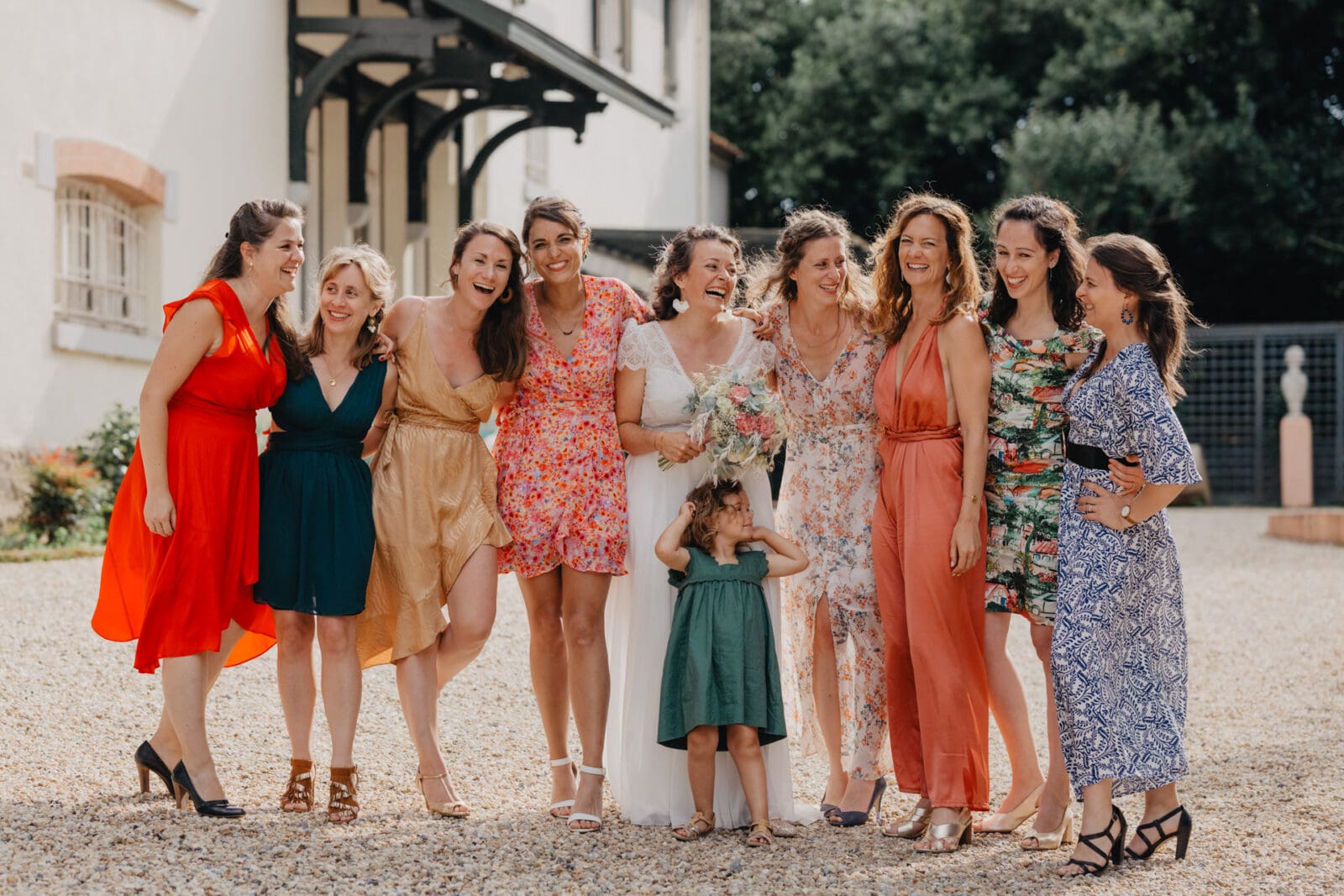 Portrait de la mariée et des demoiselles d'honneur au Domaine de Larbéou à Bayonne. Par le photographe Julien Marchione