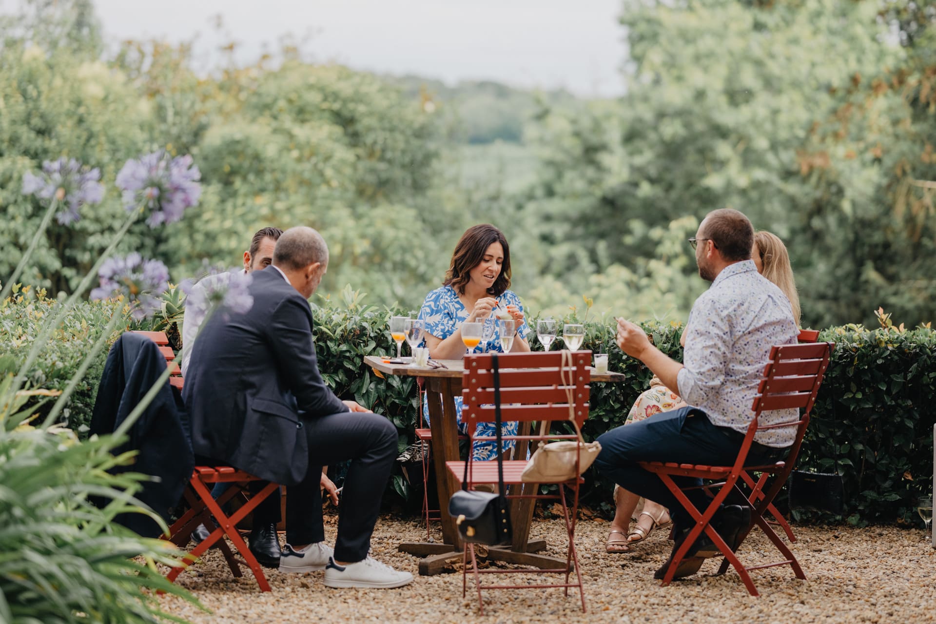 Vin d'honneur / cocktail sur la terrasse d'un mariage au Domaine de Larbéou à Bayonne. Par le photographe Julien Marchione
