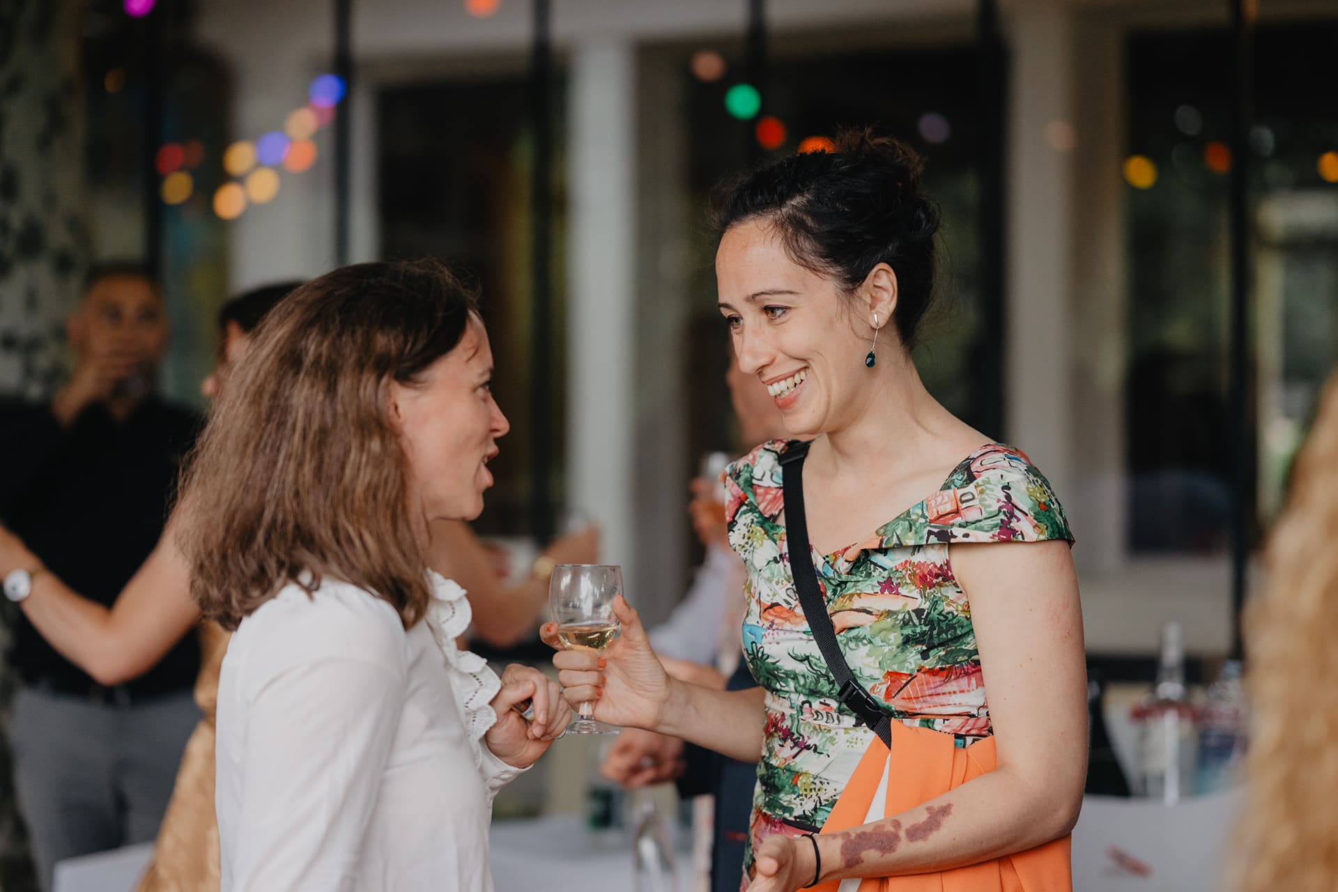 Portraits d'invités lors d'un mariage cocktail vin d'honneur au Domaine de Larbéou à Bayonne. Par le photographe Julien Marchione