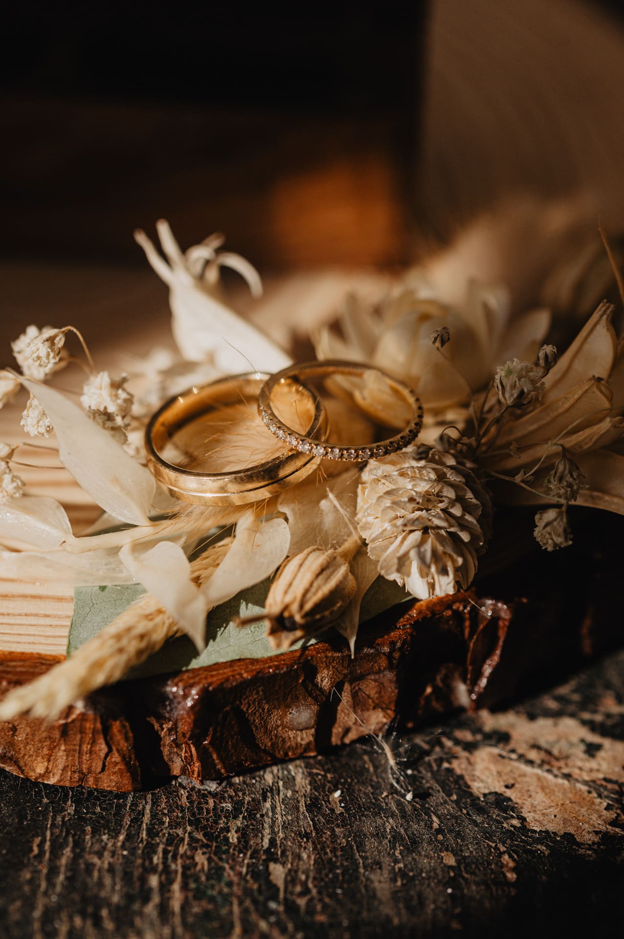 Photos des alliances lors des préparatifs de mariage au domaine de larbéou à Bayonne. Par le photographe Julien Marchione
