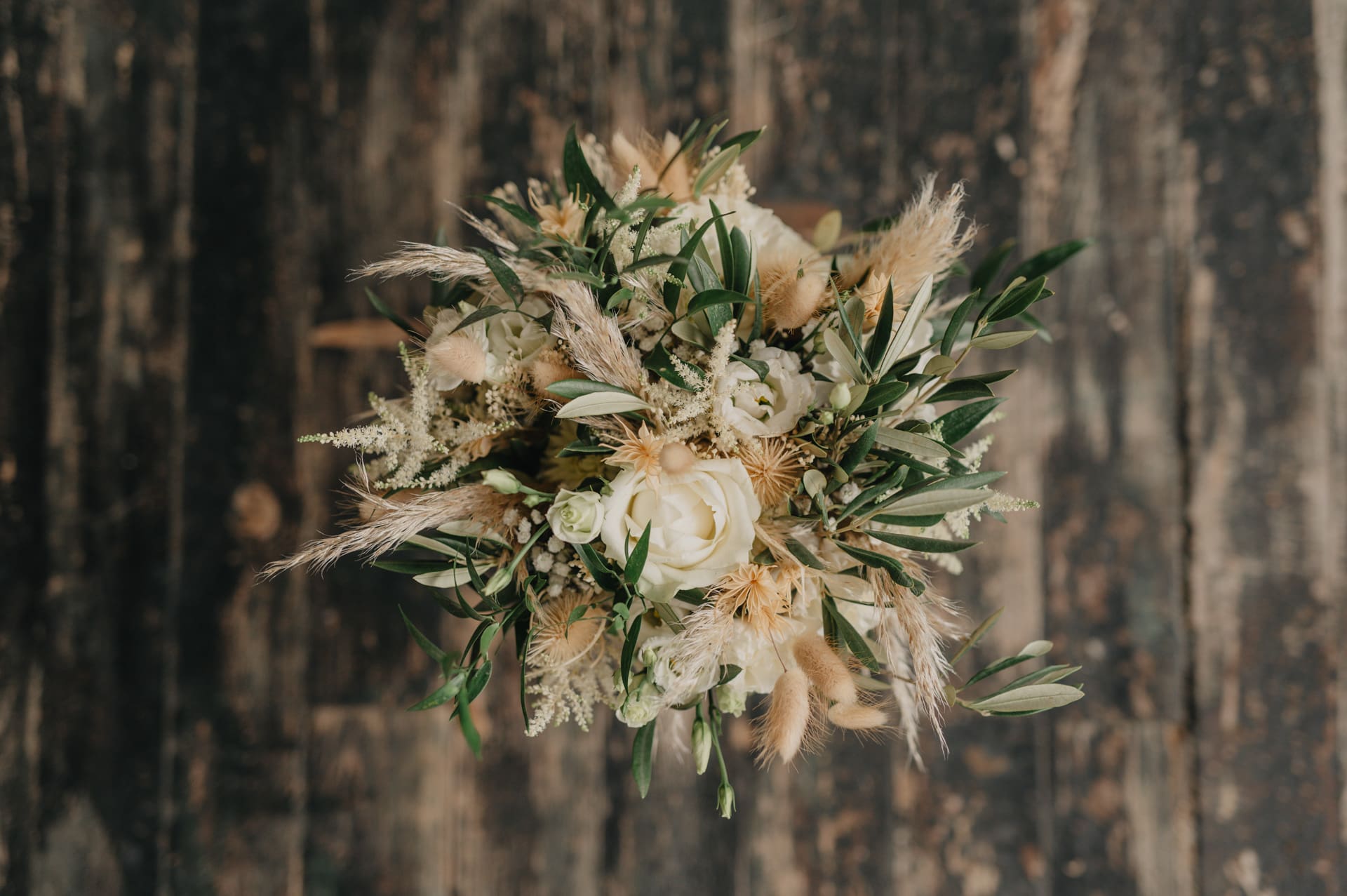 Bouquet de fleurs sur le balcon de la chambre nuptiale du domaine de larbéou à bayonne. Par le photographe Julien Marchione
