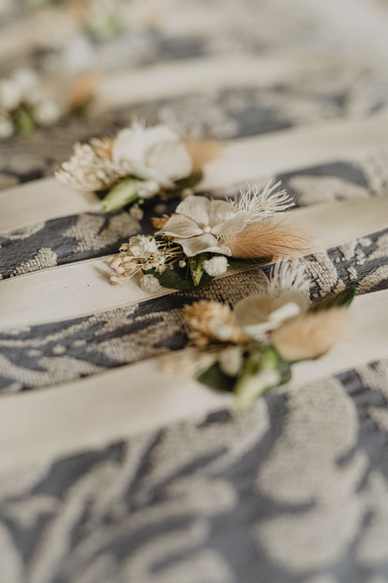 Boutonnière prise en photo lors des préparatifs de mariage au domaine de larbéou. Par le photographe Julien Marchione