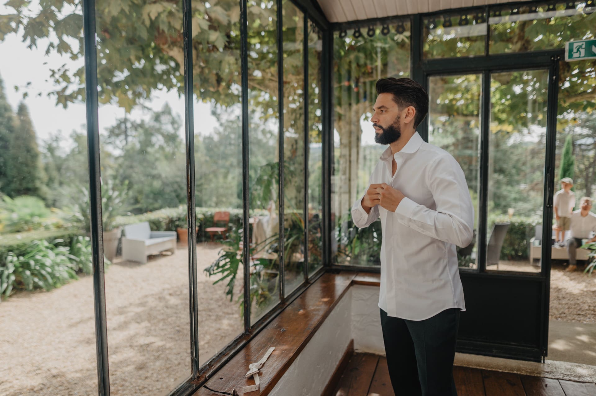 Préparatifs du marié dans la véranda du domaine de larbéou à bayonne. Par le photographe Julien Marchione