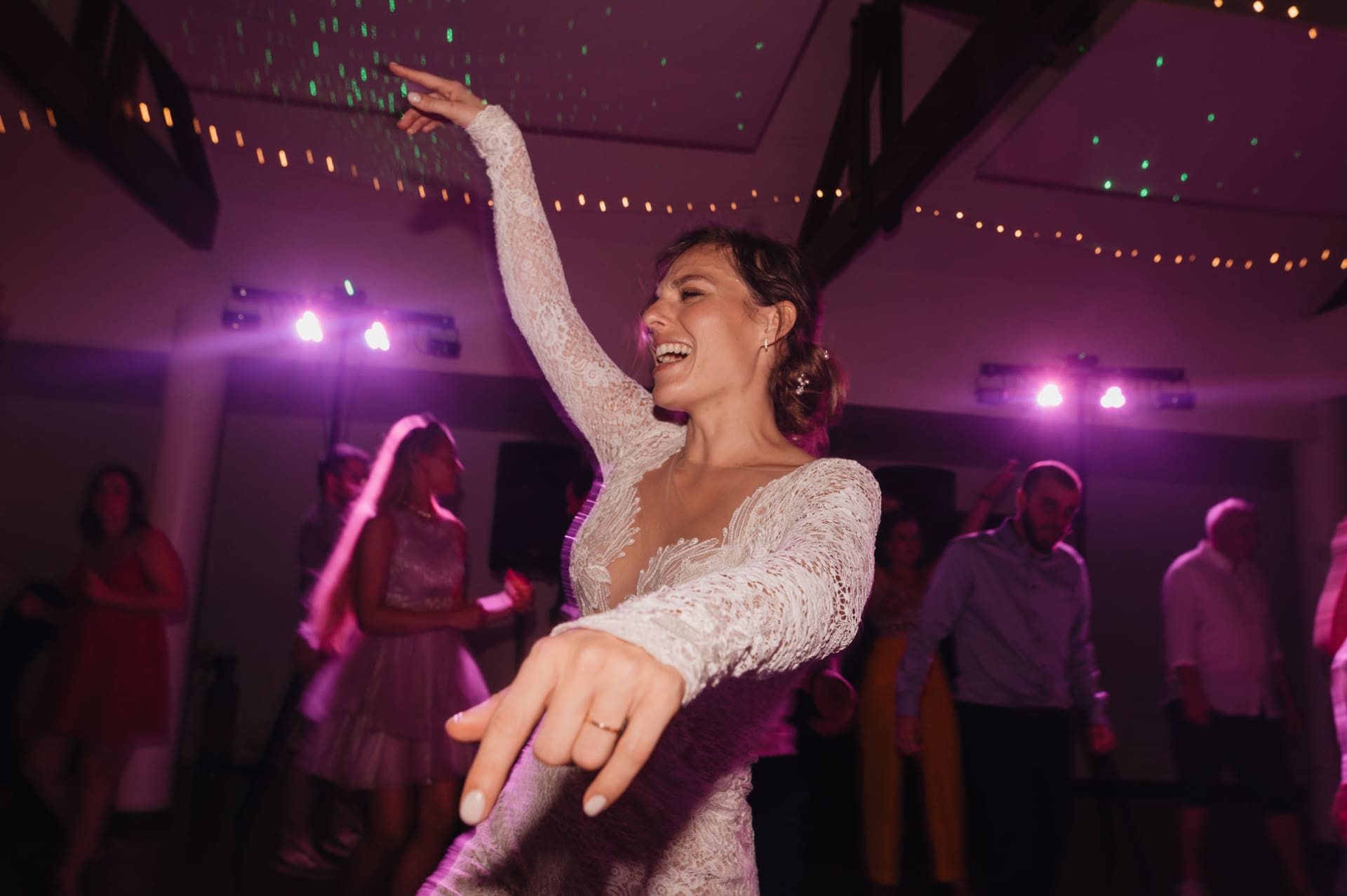 La mariée danse lors de la soirée de mariage au Domaine de Larbéou à Bayonne. Par le photographe Julien Marchione