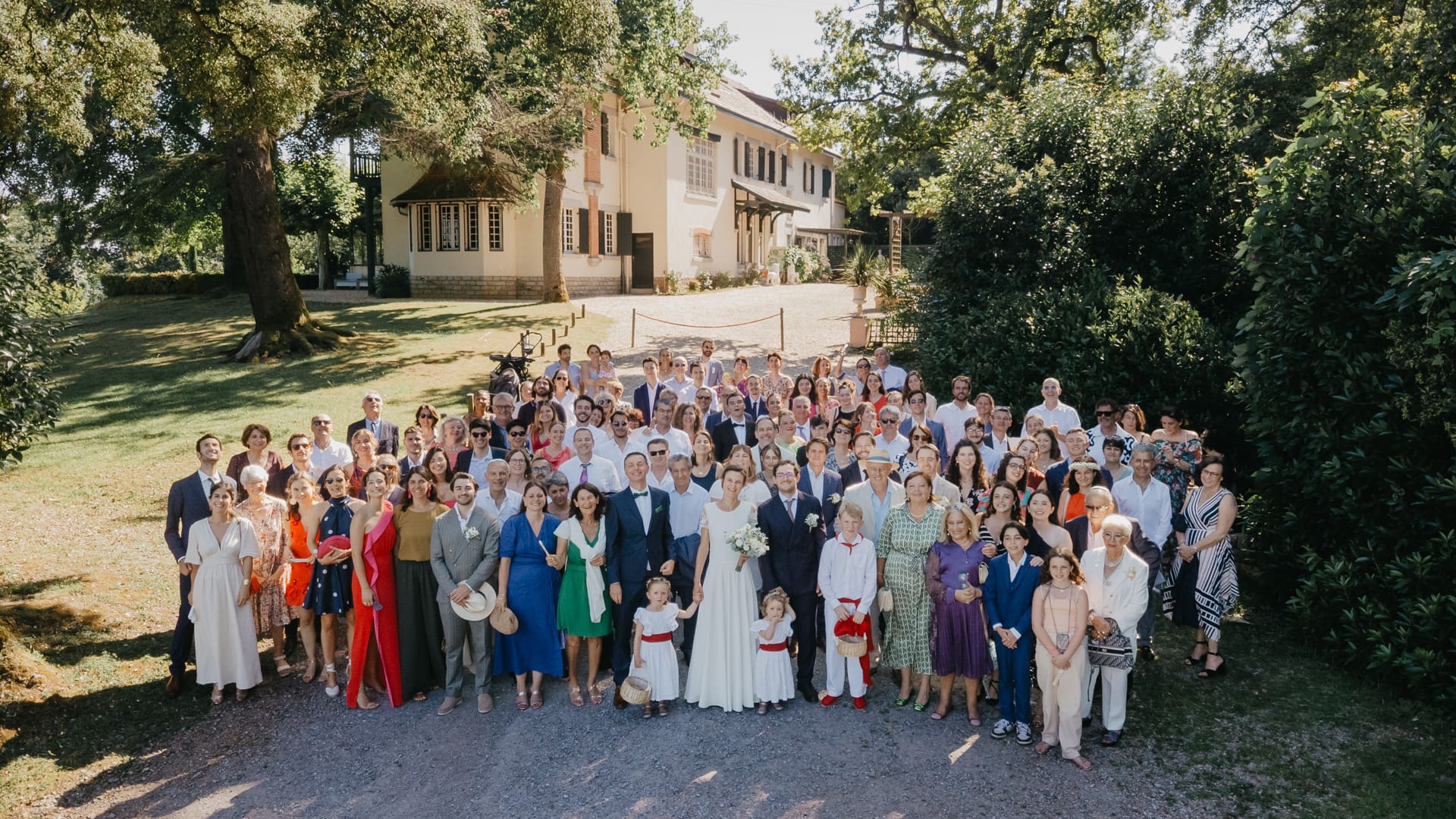 Photo de groupe lors d'un mariage au Domaine de Larbéou à Bayonne. Par le photographe Julien Marchione