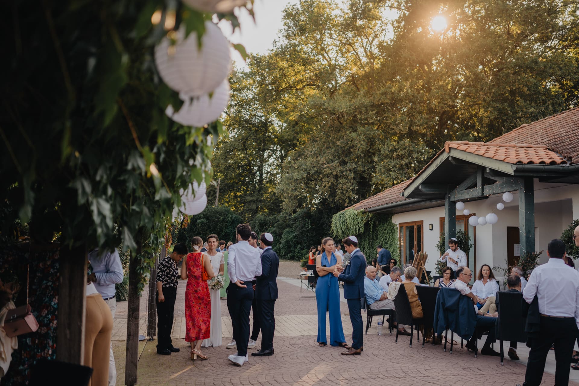 Réception cocktail lors d'un mariage au Domaine de Larbéou à Bayonne. Par le photographe Julien Marchione