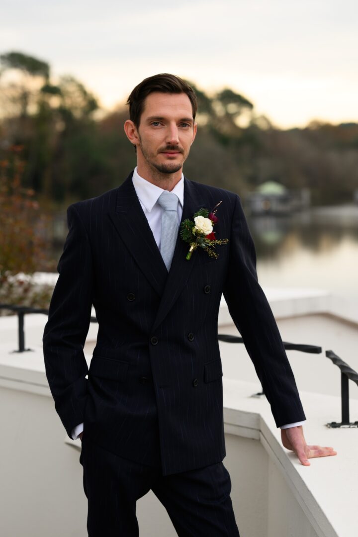 marié en costume terrasse chateau de brindos anglet mariage