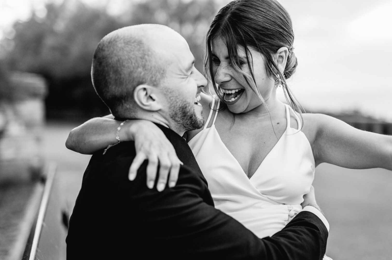 couple rires extérieur mariage bassilour bidart