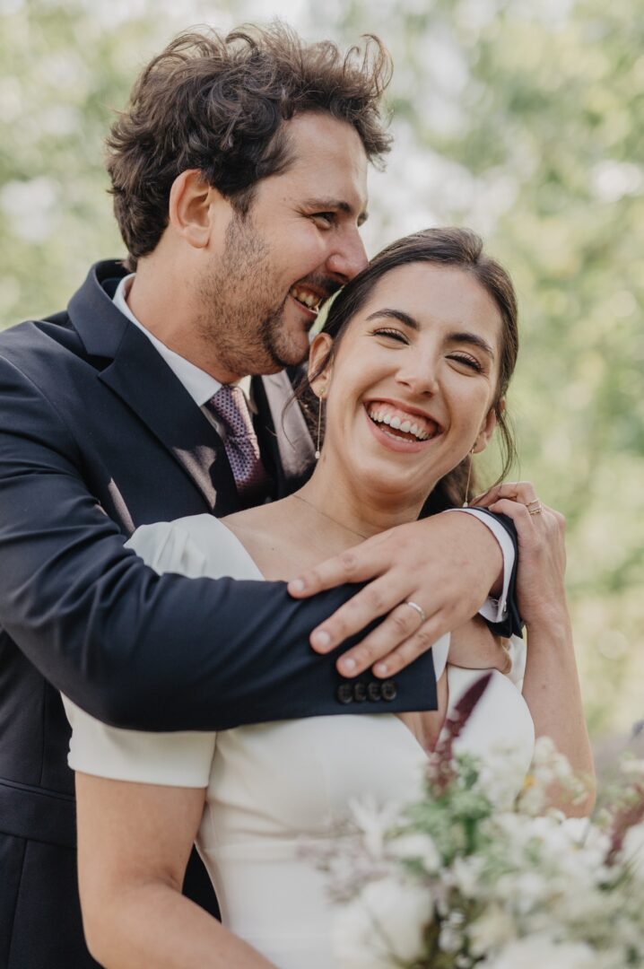 couple rires ensemble shooting mariés nature extérieur bassilour